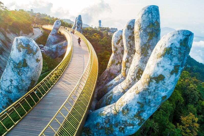 Du khách tham quan khu du lịch Bà Nà Hill - Đà Nẵng 
