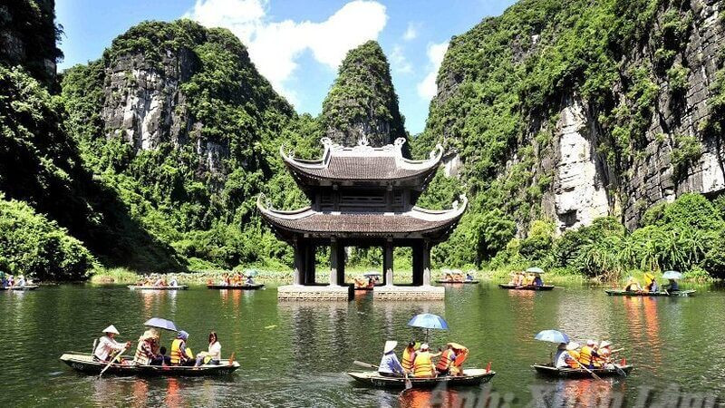 Du khách trải nghiệm tham quan khu du lịch Tràng An 