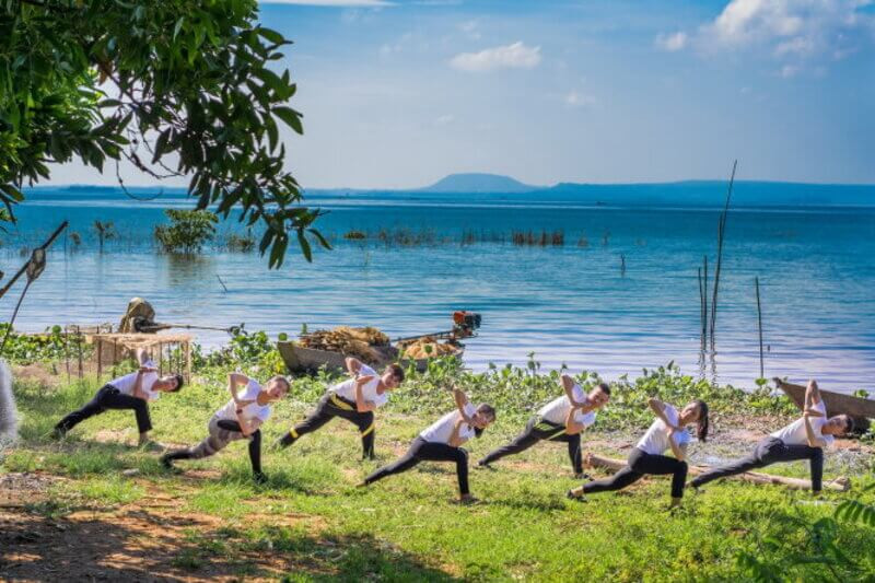 Hoạt động tập Yoga trị liệu bên hồ buổi sáng sớm