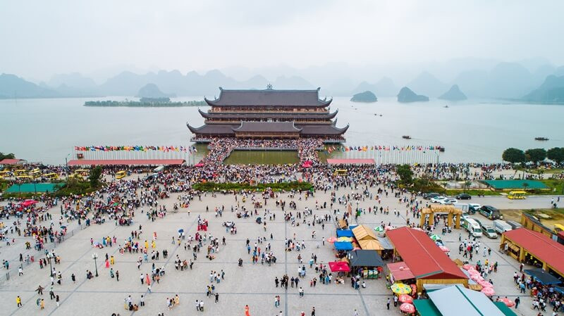   Khách du lịch tham quan chùa Tam Chúc đầu năm mới 