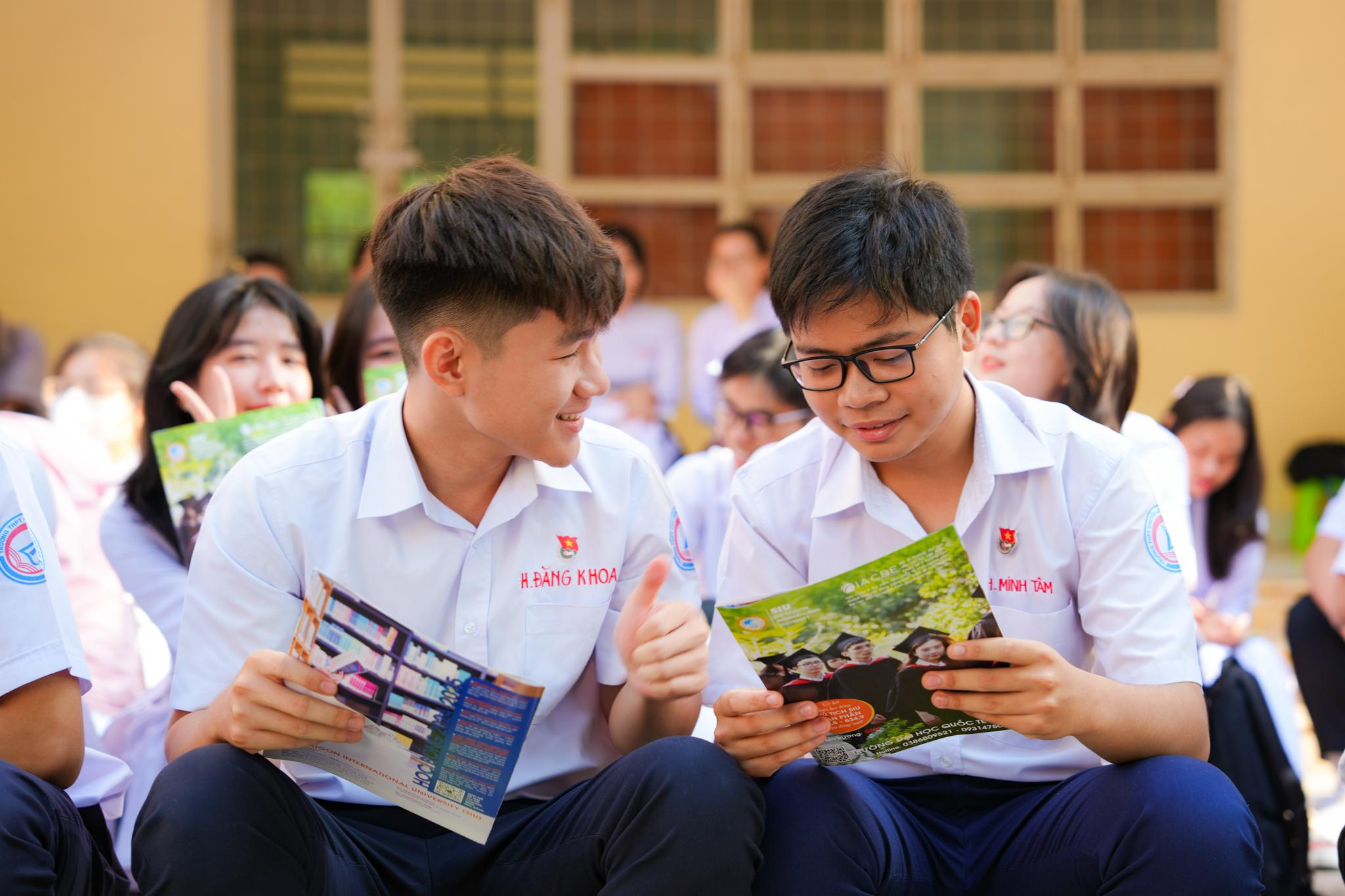 Văn hóa ứng xử học đường trong thời đại số Văn hóa ứng xử học đường trong thời đại số