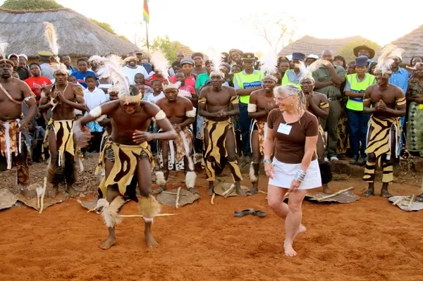 Nội dung luận văn phát triển du lịch cộng đồng thường đi sâu vào một cộng đồng dân cư cụ thể