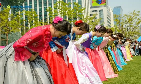 Mẫu tiểu luận văn hóa giao tiếp của người Hàn Quốc số 2 Mẫu tiểu luận văn hóa giao tiếp của người Hàn Quốc số 2